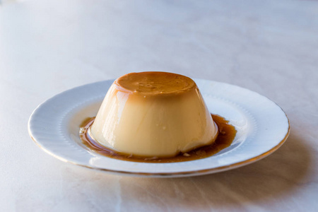 自制霜焦糖和甜糖浆/奶油布丁照片