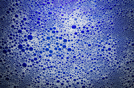 肥皂泡沫的抽象蓝色背景图片