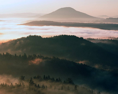 美丽的秋天风景与山景，晨雾