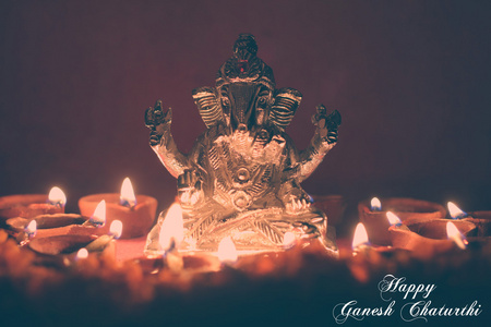 Ganesh 偶像周围用油灯 节日 复古 ef