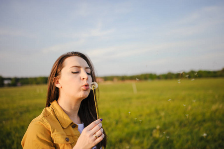 快乐的年轻女孩，欣赏美丽的一天阳光明媚的春天