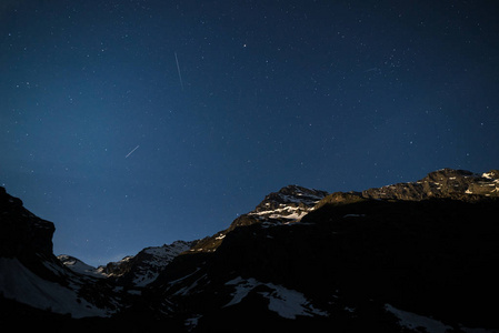 阿尔卑斯山的星空照亮了月光。开阔的夜景景观全景