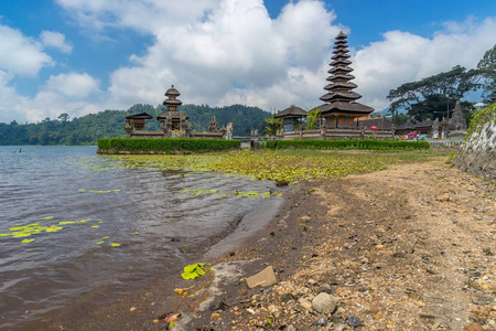 具有里程碑意义的巴厘岛乌伦达纽布拉坦寺，印度尼西亚