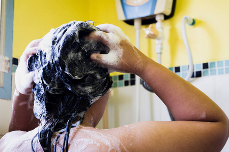 在洗澡 洗头头发的女人