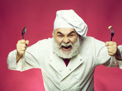 大胡子的厨师用勺子和叉子图片
