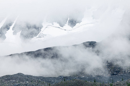 云和雾中的山峰