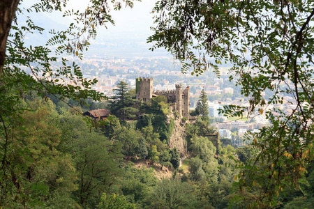 城堡 Brunnenburg 和梅拉诺城市风光全景, 南蒂罗尔