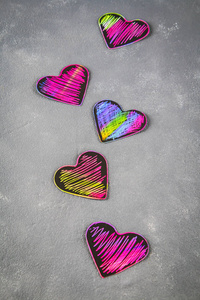 自制黑紫色桃红色的心在一个灰色的具体背景。情人节的概念。爱的象征