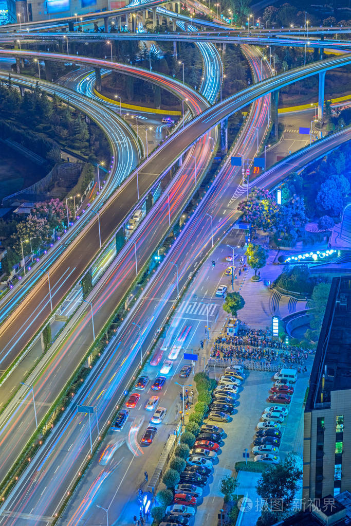 在晚上的空中视图的上海立交桥.