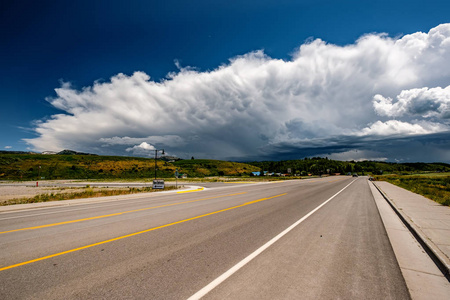 美国怀俄明州的空旷公路和暴风雨云