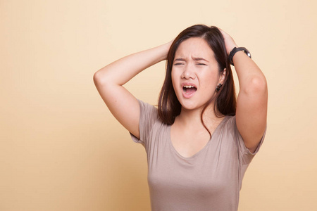 强调年轻亚洲女商人尖叫照片