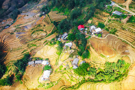 塔班陶勒村和稻田梯田在沙巴山谷的上述看法