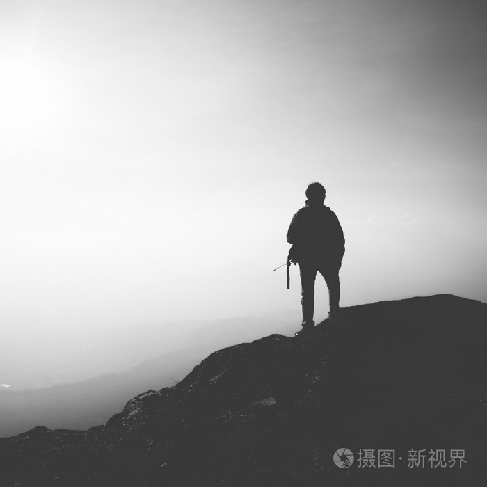 站在顶端的男性登山