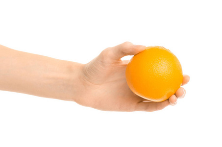 健康的饮食和饮食主题 人类手中握有孤立在工作室里的白色背景上的成熟橙色