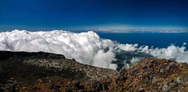 从顶部的 Pico 是在徒步旅行，亚速尔群岛，葡萄牙全景景观