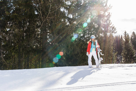 女子滑雪板寒冷冬日里的山坡上