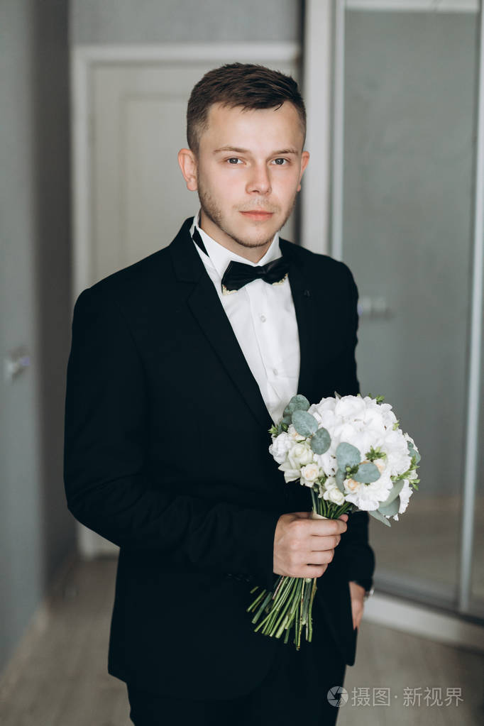 英俊的年轻新郎照片-正版商用图片0fg4mi-摄图新视界