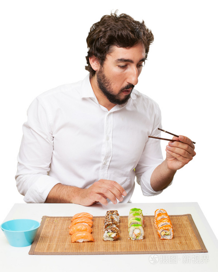 男人吃寿司