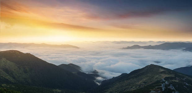 在日出山全景