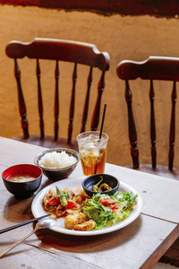 日本食物在桌子上