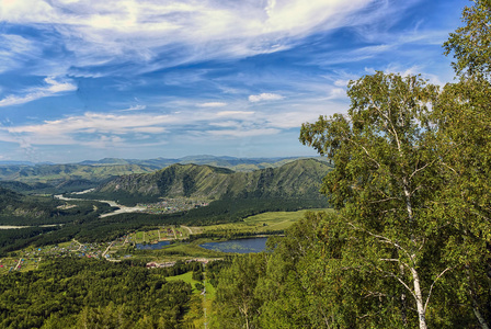 山与湖和村庄风景