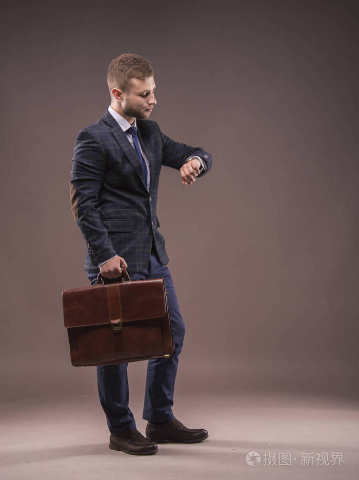 穿着西装夹着公文包优雅的男人