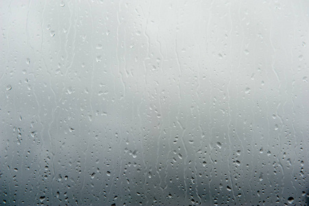 在窗口上的雨滴