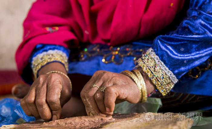 欧女人的手磨檀香