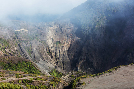 徒步去中美洲的 Irazu 火山。哥斯达黎加