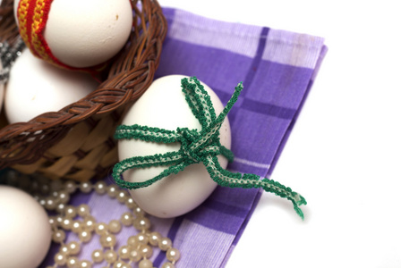 复活节假期。复活节彩蛋与彩色丝带。照片