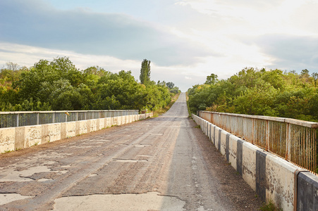 严重损坏的道路