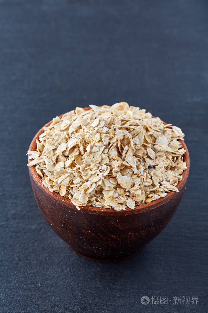 顶部视图图片一碗燕麦片在黑暗背景下隔离, 特写, 垂直
