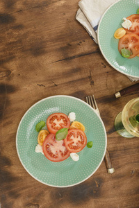 顶级视图意大利沙拉配番茄和芝士干酪在黑木桌上的白葡萄酒