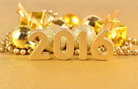 2016 年金色数字和金色圣诞装饰品照片