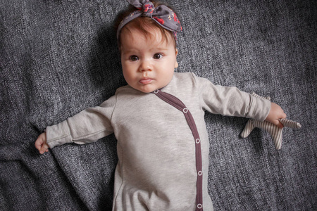 5 个月大女婴可爱时尚肖像