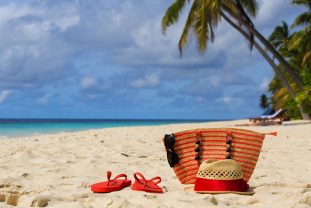 帽子，太阳镜和热带海滩拖鞋