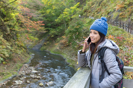 女人说话手机在室外