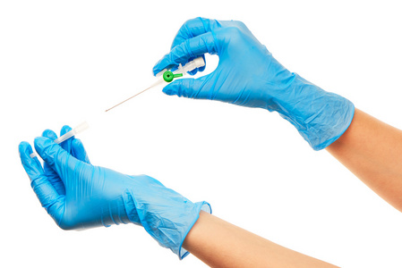 女医生的手在蓝色灭菌外科手套绿色塑料导管的特写