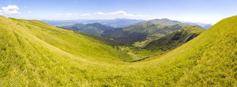 夏季阳光明媚的白天, 有一座山脉的全景。神奇莫