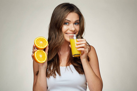 微笑的年轻妇女穿着白色单线, 持有橙汁和水果玻璃