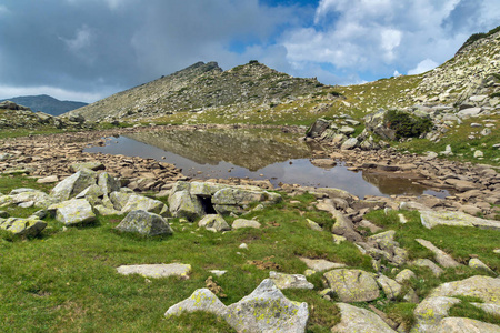 美妙的风景的上部 Spanopolsko 湖，皮林山