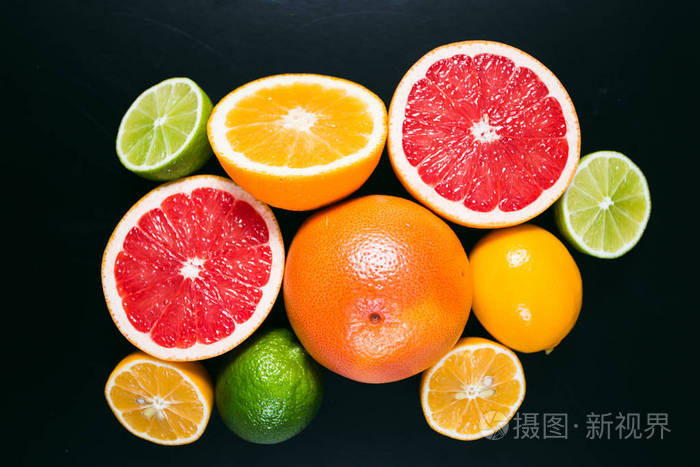新鲜的柑橘 stihli。柠檬 酸橙 葡萄柚和黑色背景上的橙色