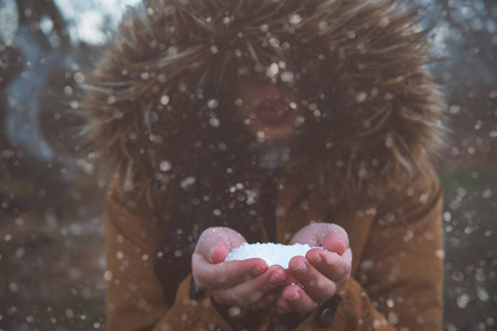 女孩在森林里吹雪