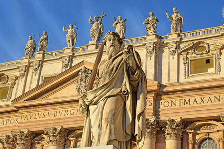 在罗马 St. 彼得大教堂前的梵蒂冈, St. 保罗与剑的雕像, 意大利