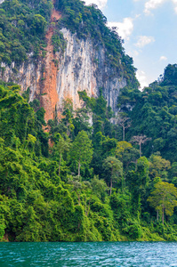 美丽的高山湖河天空和自然景点 Ratchaprapha 大坝在考索国家公园，素叻他尼府，泰国