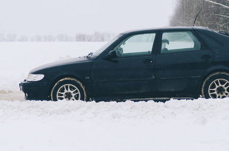 雪中的黑色汽车