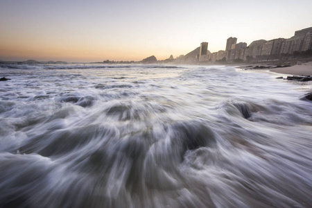 从利姆恩吉纳哈利亚海滩看到的日落, 就在科帕卡巴纳, 里约热内卢, 巴西