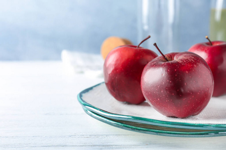 桌上有成熟的红苹果