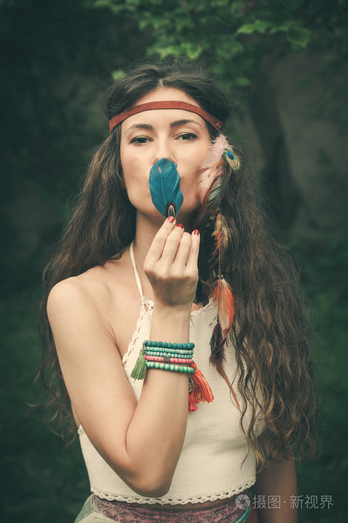 波西米亚风格羽毛肖像的年轻女子