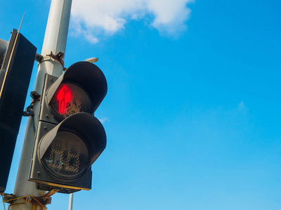 交通灯显示红灯的行人与蓝蓝的天空